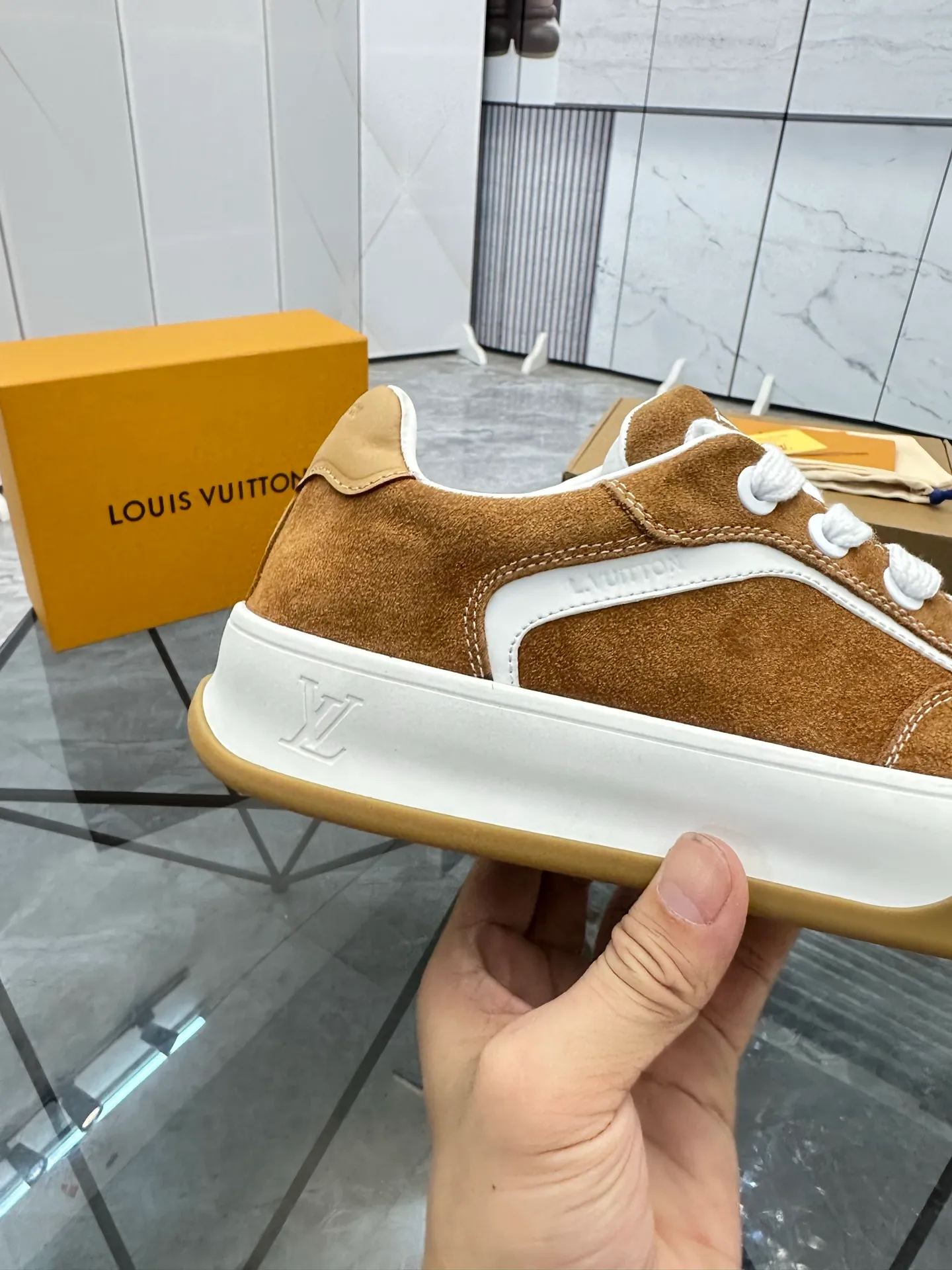 Men's shoes for sale 💰: 💰P660¥ Top quality Comes with airplane case Product trademark: LV* "Louis Vuitton*" low-top casual shoes Regular size: 35-44 (can be customized to 45) Couple style Product materials: imported nubuck leather upper, sheepskin lining, original outsole. Number: 819